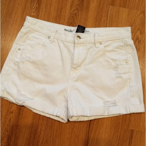 White Mossimo Boyfriend Shorts (6) NWOT - Picture 3 of 4